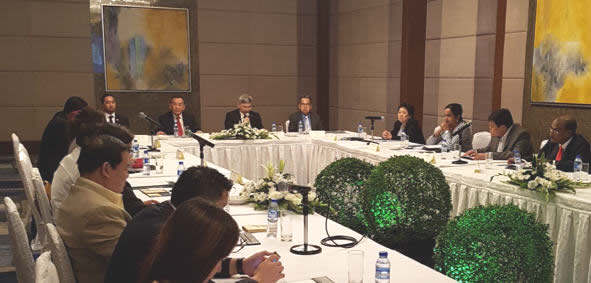 Datuk Seri Mah Siew Keong delivering the welcoming remarks at the roundtable discussion.